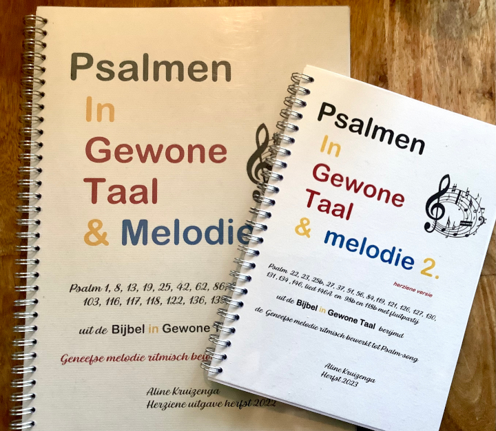 Boeken van psalmen in gewone taal en melodie, waarvan deel twee schuin over het eerste deel ligt.